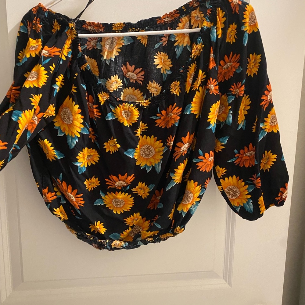 long sleeve crop top off the sholders and has elastic around the bottom